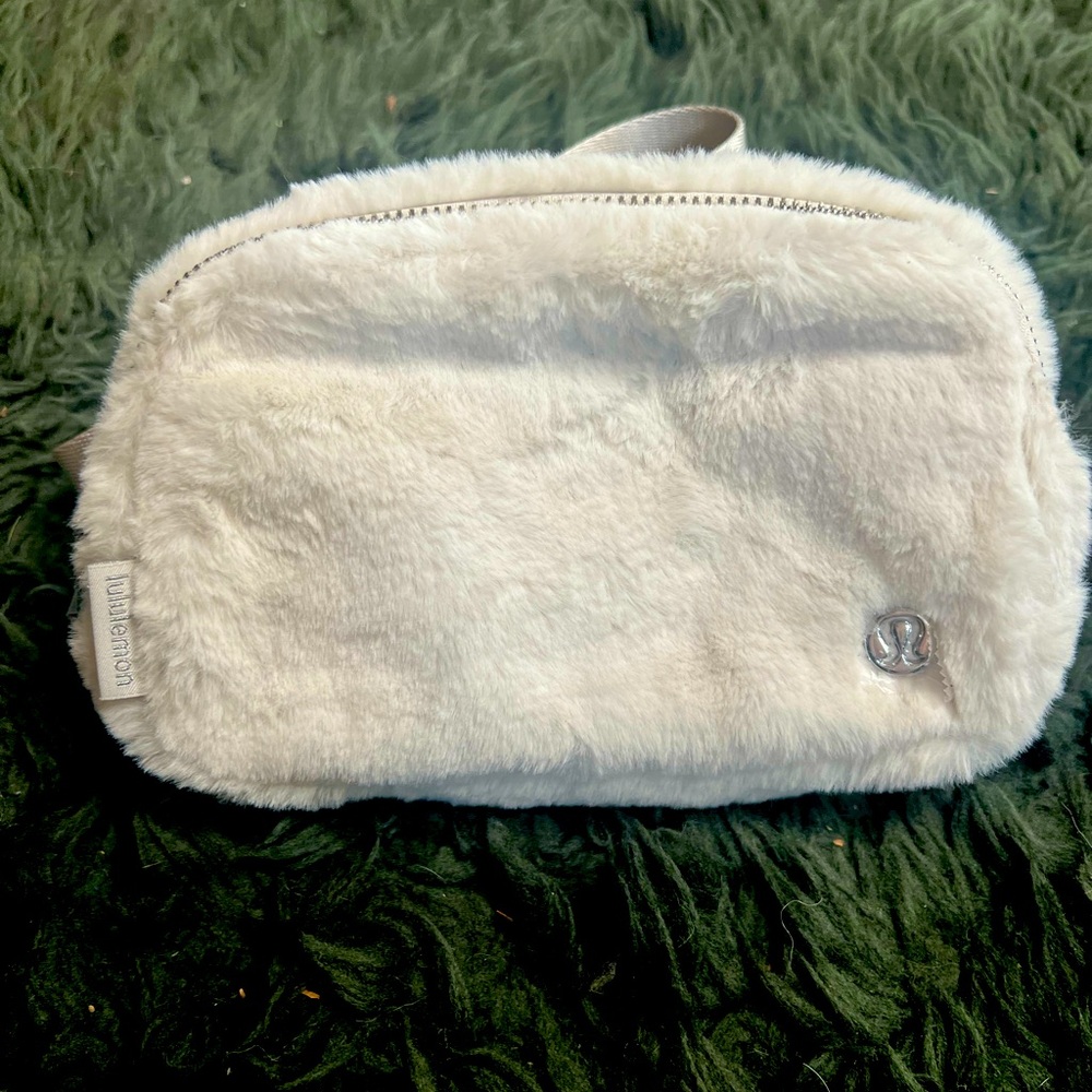 Lululemon Everywhere Belt Bag